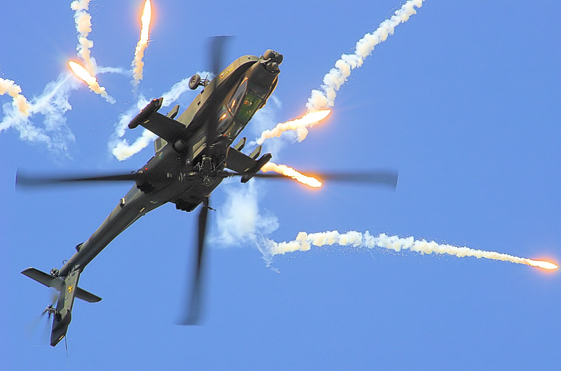 Illustration for article titled Check Out These Photos From The Biggest Air Show Of Your Damn Life
